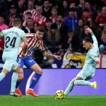 Gây bão: Antony 'bắt chước' Ronaldo với siêu phẩm đẳng cấp hạ gục Atletico Madrid 1