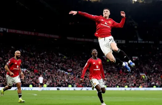 Michael Carrick duoc khuyen nen de Benjamin Sesko du bi truoc Tottenham